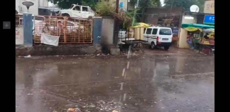  દાહોદ જિલ્લાના વિવિધ વિસ્તારોમાં કમોસમી વરસાદ :ચોમાસાની વિદાય બાદ વાતાવરણ પલટાયું, રોડ-રસ્તાઓ પર પાણી.!  સંજેલી તાલુકામાં તડાકા ભડાકા સાથે વરસાદ,ચમારીયા ગામે મૂંગા પશુ પર વીજળી પડતા ઘટના સ્થળે મોત.!