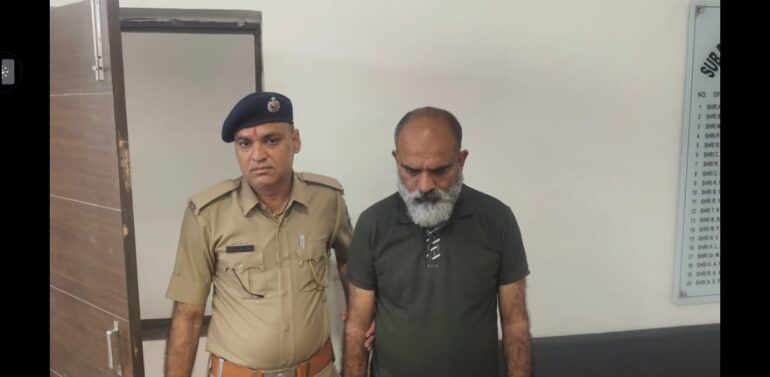  નકલી NA પ્રકરણમાં દાહોદ પોલીસને મોટી સફળતા — મુખ્ય સૂત્રધાર રામુ પંજાબી અમદાવાદથી ઝડપાયો.  એક વર્ષથી ફરાર રામકુમાર સેવકરામ પંજાબી ઉર્ફે રામુ પંજાબી ટેકનિકલ સૂત્રો અને બાતમીના આધારે પોલીસે દબોચ્યો;