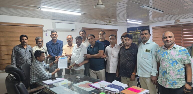  ઝાલોદ અને ગુરુ ગોવિંદ લીમડી તાલુકાની સસ્તા અનાજના સંચાલકો દ્વારા પડતર માંગણીઓ ને લઈ મામલતદાર કચેરીએ આવેદનપત્ર આપ્યું   પડતર માંગણીઓ પૂરી નહીં થાય તો પહેલી નવેમ્બર થી હડતાળ પર જવાની ચીમકી ઉચ્ચારી 