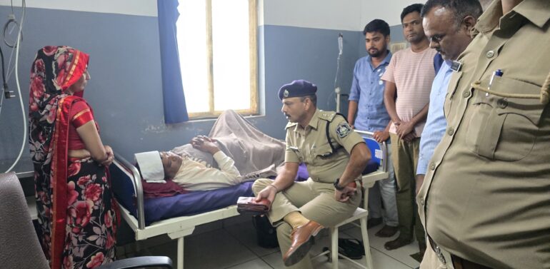  દાહોદ જિલ્લા પોલીસ અધિક્ષક રવિરાજસિંહ જાડેજા એ લોકટોળાના હુમલામાં ઈજાગ્રસ્ત એ.એસ.આઈ સુભાષભાઈના તબિયતની પૃચ્છા કરી 