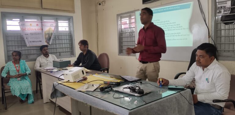  દાહોદ જિલ્લાના ગરબાડા ખાતે ટીબી ચેમ્પિયન્સને ટીબીની તાલીમ*  *ટીબીમાંથી સાજા થયેલા વ્યક્તિઓના જ્ઞાન અને કૌશલ્યોને મજબૂત કરીને ટીબી નાબૂદીના પ્રયાસોમાં તેમને મોટી ભૂમિકા ભજવવા માટે સશક્ત બનાવતુ દાહોદ જિલ્લાનું આરોગ્ય વિભાગ*