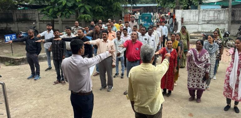 ઝાલોદ તાલુકા પંચાયત કચેરી ખાતે તાલુકા વિકાસ અધિકારીશ્રી કે એચ ગઢવી સહિત કર્મયોગીઓએ રાષ્ટ્રીય એકતા દિવસની ઉજવણી નિમિતે શપથ ગ્રહણ કર્યા