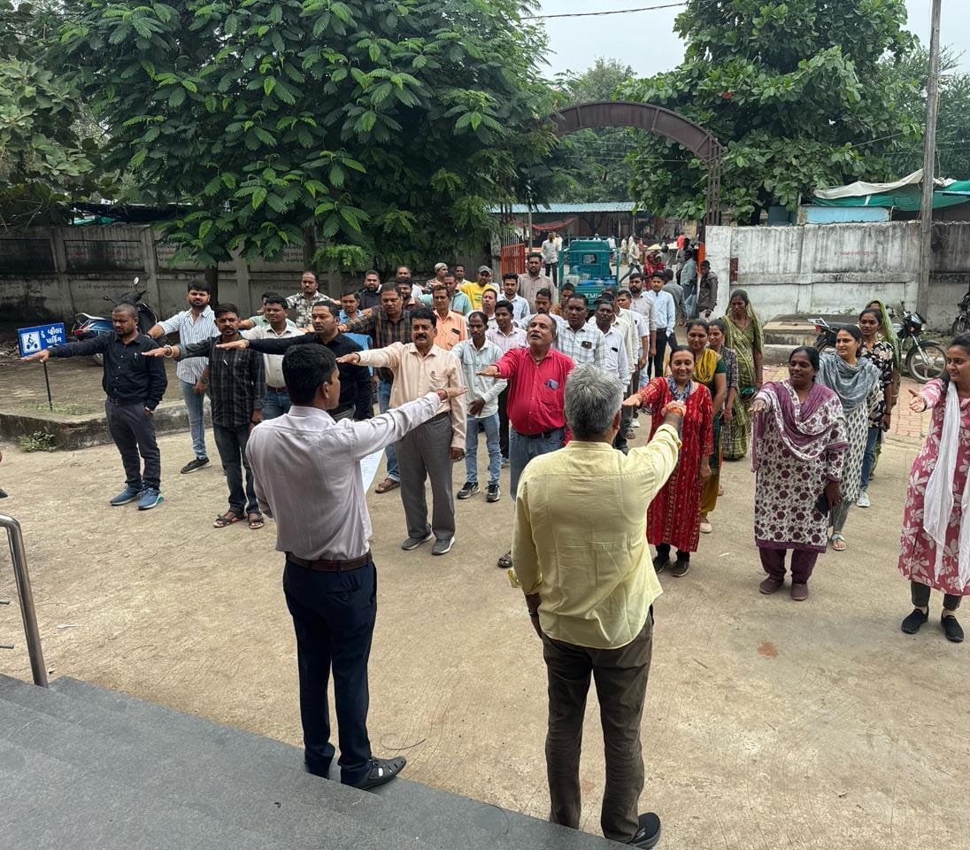 ઝાલોદ તાલુકા પંચાયત કચેરી ખાતે તાલુકા વિકાસ અધિકારીશ્રી કે એચ ગઢવી સહિત કર્મયોગીઓએ રાષ્ટ્રીય એકતા દિવસની ઉજવણી નિમિતે શપથ ગ્રહણ કર્યા