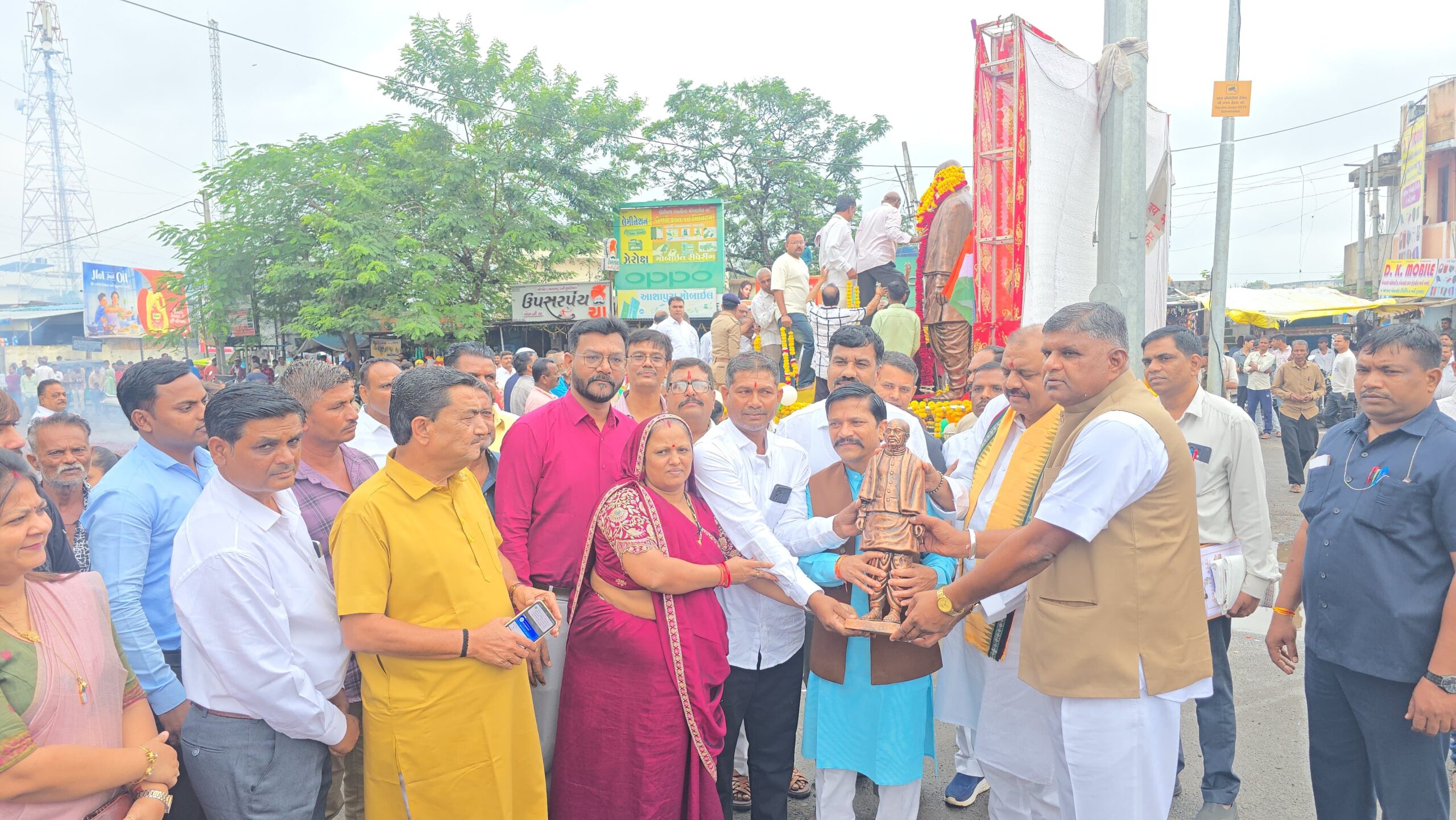 ઝાલોદ નગરમાં સરદાર પટેલની 150 મી જન્મ જયંતી નિમિત્તે પ્રતિમાનું અનાવરણ રાજ્યકક્ષાના મંત્રી રમેશ કટારા ના હસ્તે કરવામાં આવ્યું.