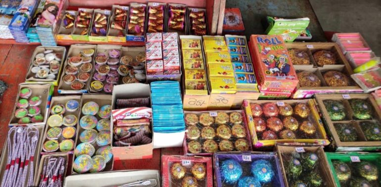  *દિવાળીના તહેવારોને અનુલક્ષીને ફટાકડા ફોડવા અંગેનું જાહેરનામું બહાર પાડતાં દાહોદ અધિક જિલ્લા મેજિસ્ટ્રેટશ્રી*   *હંગામી ફટાકડા લાયસન્સ મેળવેલ ન હોય તેવા કોઈપણ વેન્ડર, લારી-ગલ્લા, ટેમ્પરરી શેડ બાંધીને ફટાકડાનું વેચાણ કરી શકશે નહી*