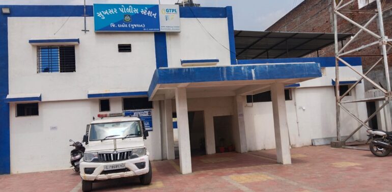 સુખસર તાલુકાના મોટીઢઢેલીના 53 વર્ષીય આધેડે અગમ્ય કારણોસર ઘરમાં ગળે ફાંસો ખાઈ મોત વહાલું કર્યું*  *ઘરના તમામ સભ્યો અમદાવાદ તથા વિરમગામ મજૂરી અર્થે ગયેલ હતા:મૃતક આઘેડ એકલા ઘરે હતા*