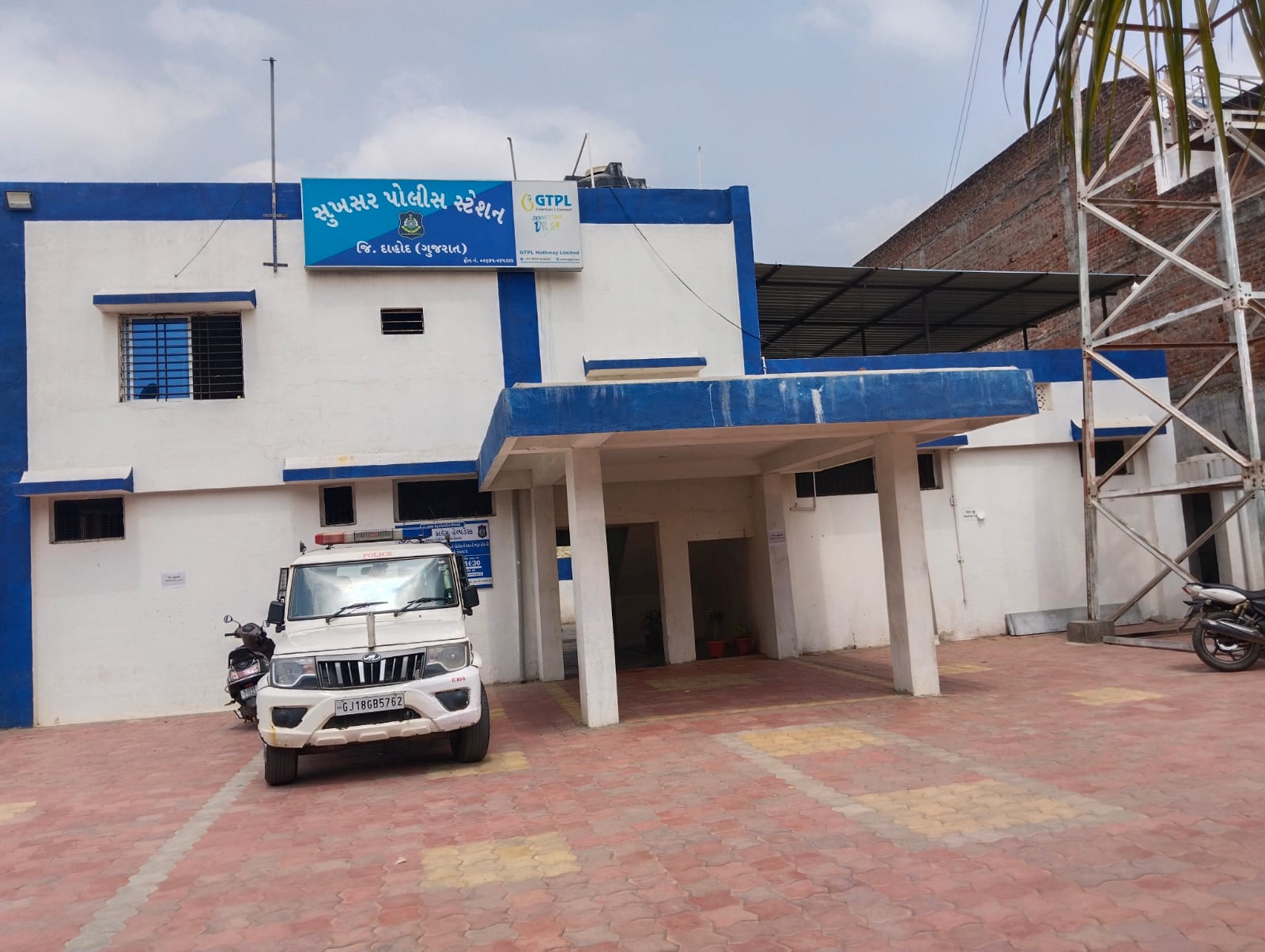 સુખસર તાલુકાના મોટીઢઢેલીના 53 વર્ષીય આધેડે અગમ્ય કારણોસર ઘરમાં ગળે ફાંસો ખાઈ મોત વહાલું કર્યું* *ઘરના તમામ સભ્યો અમદાવાદ તથા વિરમગામ મજૂરી અર્થે ગયેલ હતા:મૃતક આઘેડ એકલા ઘરે હતા*