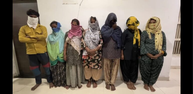  દાહોદમાં ભિક્ષુકના વેશમાં ચોરી કરતી મહિલા ટોળકી ઝડપાઈ   અનાજ માર્કેટમાં વેપારીના ઑફિસમાંથી રોકડા ₹5 લાખની ચોરીનો બનાવ.