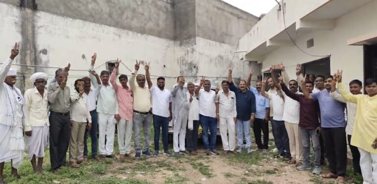  ઉમેદવારી પત્ર ખેંચવાના છેલ્લા દિવસે ભાજપના પ્રયા સાર્થક નીવડયા, ત્રણ ઉમેદવારોએ ફોનમાં પરત ખેંચતા ApMc ક્લીન સ્વીપ..  ગરબાડા એપીએમસીમાં ભાજપનો કેસરિયો લહેરાયો, તમામ 10 ઉમેદવારો બિનહરીફ વિજેતા જાહેર..