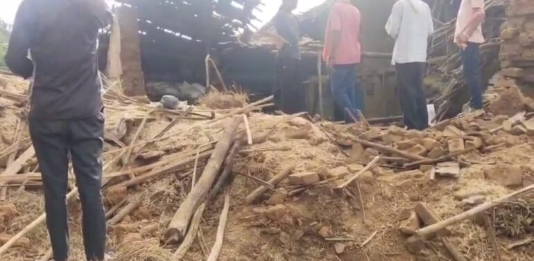  દાહોદના નવાગામમાં કાચુ મકાન ધરાશાઈ: ત્રણ પશુઓના મોત બાદ મકાન માલિકનું હાર્ટ એટેકથી અવસાન..  રેલ્વેના નિવૃત કર્મચારી ચુનીલાલ હિંહોરનું મકાન ધરાશાઈ થવાની દુર્ઘટનામાં અંદાજે ₹6 લાખનું નુકસાન, 