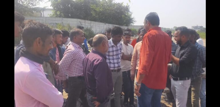  દાહોદ સ્માર્ટ સિટીમાં ત્રણ દિવસથી ઠપ્પ રહેલી ડોર ટુ ડોર સફાઈ સેવા ફરી શરૂ થશે.  જૂના સફાઈ કામદારોને દૂર કરવાના વિવાદ બાદ પાલિકાએ આઠ દિવસમાં ફરી ફરજ પર જોડવાનો લીધો નિર્ણય.