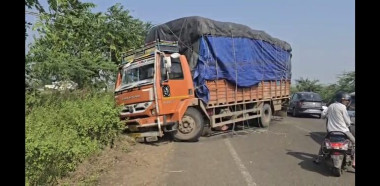 દાહોદ નજીક આઇસરનું ટાયર ફાટતાં બસ સાથે અકસ્માત:પીટોલ-ડીસા બસના મુસાફરોનો આબાદ બચાવ,   નેશનલ હાઇવે પર ટ્રાફિકજામ સર્જાયો.