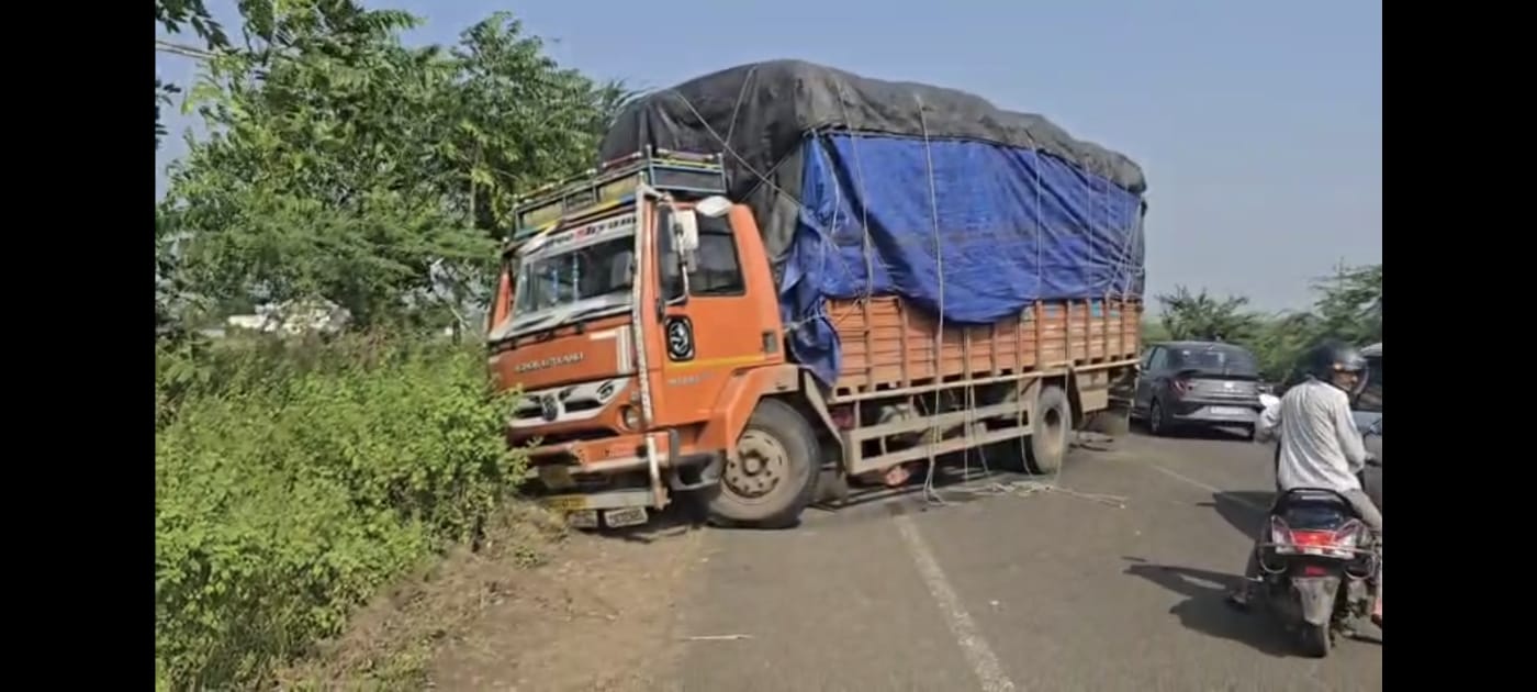 દાહોદ નજીક આઇસરનું ટાયર ફાટતાં બસ સાથે અકસ્માત:પીટોલ-ડીસા બસના મુસાફરોનો આબાદ બચાવ,  નેશનલ હાઇવે પર ટ્રાફિકજામ સર્જાયો.