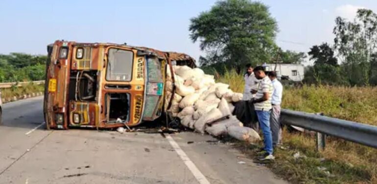 દાહોદના જેકોટ નજીક ટ્રક પલટ્યો, ડ્રાઇવર-ક્લીનર ઘાયલ : અમદાવાદ-ઈન્દોર હાઇવે પર સ્ટીયરિંગ પરથી કાબુ ગુમાવતા ટાયર 100 મીટર ઘસડાયા : લસણની બોરીઓ વેરવિખેર