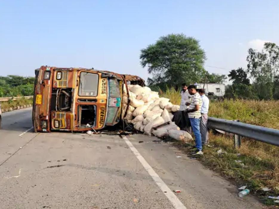 દાહોદના જેકોટ નજીક ટ્રક પલટ્યો, ડ્રાઇવર-ક્લીનર ઘાયલ : અમદાવાદ-ઈન્દોર હાઇવે પર સ્ટીયરિંગ પરથી કાબુ ગુમાવતા ટાયર 100 મીટર ઘસડાયા : લસણની બોરીઓ વેરવિખેર