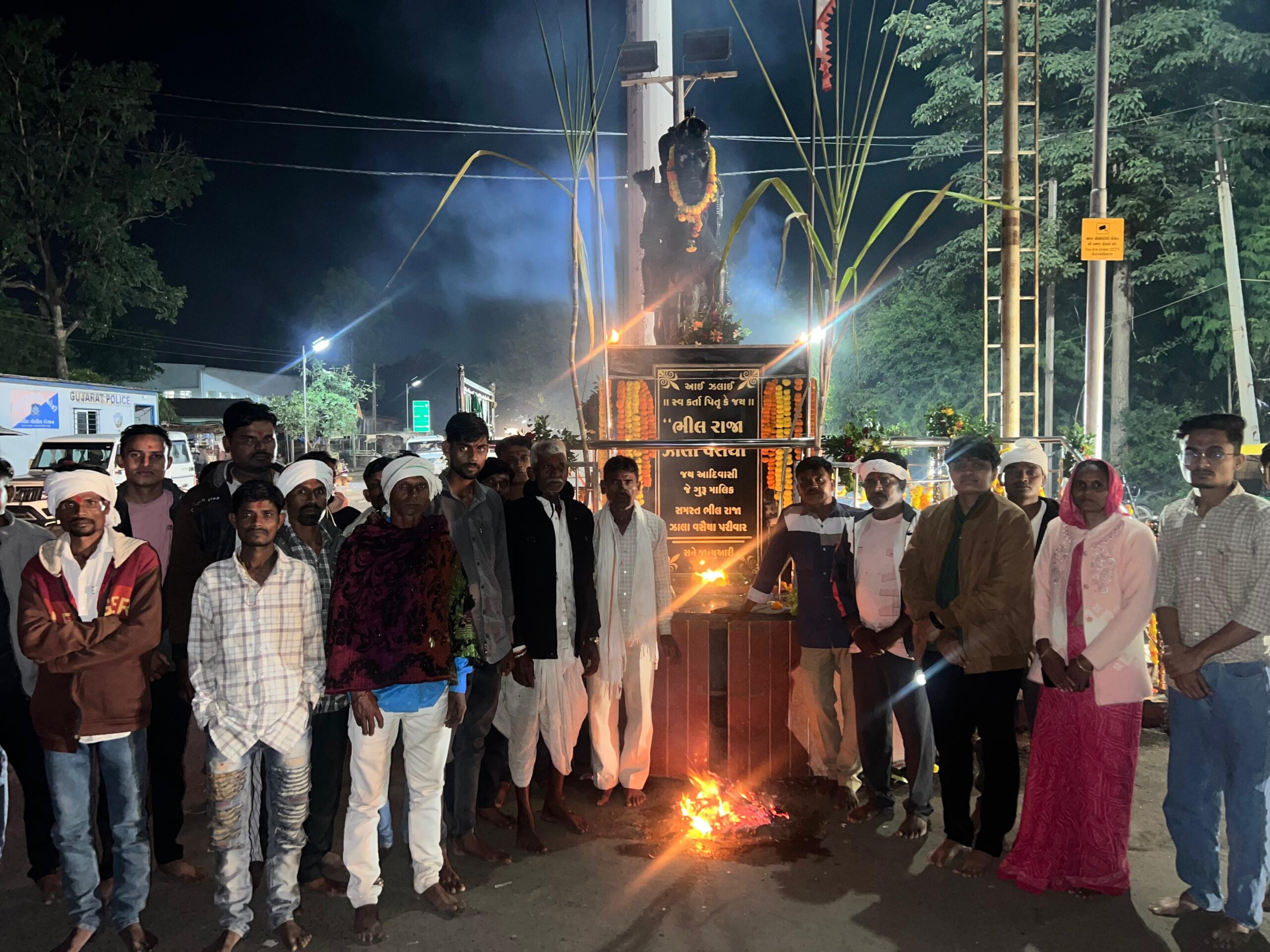 ઝાલોદ નગરના ઝાલા વસૈયા ચોક ખાતે પૂર્વજોની સ્મૃતિમા દેવદિવાળી પર પૂજા અર્ચન કરવામાં આવ્યું  ડબગરવાસ તેમજ જુની મામલતદાર કચેરીએ પણ પૂજન કરવામાં આવ્યું 