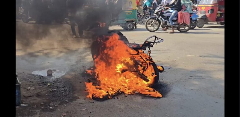  દાહોદમાં બાઈકમાં આગ લાગી, પિતા-પુત્રીનો આબાદ બચાવ:   ગરબાડા ચોકડી પાસે બાઈક બંધ પડતાં ચાલકે કિક મારતા જ ભડકો થયો, બાઇક સંપૂર્ણ બળીને ખાખ