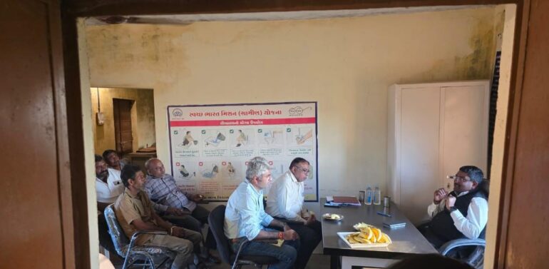  દાહોદ જિલ્લા કલેકટરશ્રી યોગેશ નીરગુડે દ્વારા ઝાલોદ તાલુકાના ટાઢાગોળા ગામે સામાન્ય ગ્રામપંચાયત દફતર તપાસણી કરી સાથે ગામની આકસ્મિક મુલાકાત લીધી હતી 