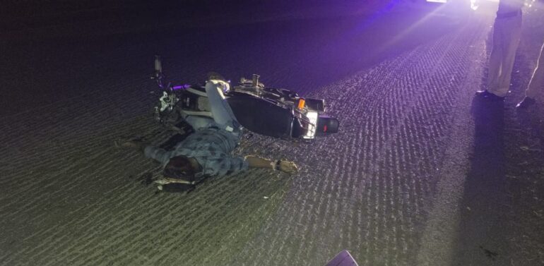  નેશનલ હાઈવે પર સર્જાઇ કરુણંતીકા, પરિવાર બન્યો કાળનો કોળિયો..  ઝાલોદના સાપોઈ નજીક અજાણ્યા વાહનની અડફેટે બાઈક સવાર દંપતી તેમજ બાળકનું મોત. 