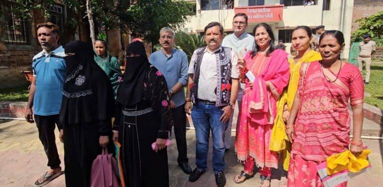 દેવગઢ બારીઆ પાલિકા પ્રમુખ ની ચુંટણી યોજાઈ ભાજપ ને મળ્યો ઝટકો ભાજપ શાસિત પાલિકા અપક્ષ ના હવાલે પ્રમુખ પદે ભાજપમાં થી બળવો કરનાર નીલ સોની બન્યો પ્રમુખ .  ભાજપ ના પ્રમુખ સામે અવિશ્વાસ ની દરખાસ્ત પસાર થયા પછી બળવાખોર બન્યો પ્રમુખ 