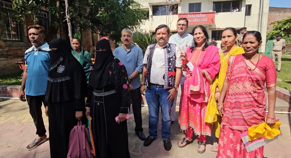 દેવગઢ બારીઆ પાલિકા પ્રમુખ ની ચુંટણી યોજાઈ ભાજપ ને મળ્યો ઝટકો ભાજપ શાસિત પાલિકા અપક્ષ ના હવાલે પ્રમુખ પદે ભાજપમાં થી બળવો કરનાર નીલ સોની બન્યો પ્રમુખ . ભાજપ ના પ્રમુખ સામે અવિશ્વાસ ની દરખાસ્ત પસાર થયા પછી બળવાખોર બન્યો પ્રમુખ 