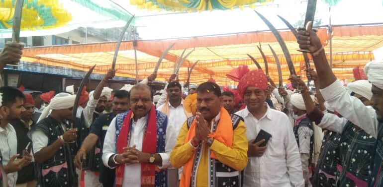  *દેશને આઝાદી અપાવવાનું કામ ભગવાન બિરસા મુંડાએ કર્યું છે:સાંસદ જશવંતસિંહ ભાભોર*   *ભગવાન બિરસા મુંડાની યાત્રા દાહોદ જિલ્લામાં પ્રવેશતા સુખસર, લીમડી,ઝાલોદ,દાહોદમાં ઉમળકાભેર યાત્રાનું ભવ્ય સ્વાગત કરવામાં આવ્યું*