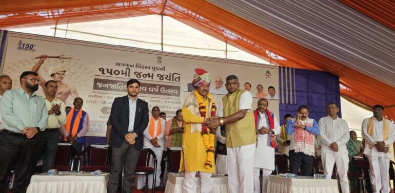 ઝાલોદ વિધાનસભામાં ભગવાન બિરસા મુંડાની 150 મી જન્મજયંતિ નિમિત્તે આવેલ જનજાતિય ગૌરવ યાત્રાનુ ભવ્યાતિભવ્ય સ્વાગત ધારાસભ્ય મહેશભાઇ ભૂરીયા દ્વારા કરવામાં આવ્યું 