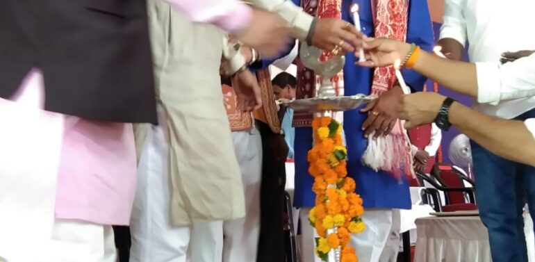  વડાપ્રધાન નરેન્દ્ર મોદીની વર્ચ્યુઅલ ઉપસ્થિતિમાં   *ફતેપુરા તાલુકામાં ભગવાન બિરસા મુંડાની 150મી જન્મ જયંતિની ઉજવણી કરવામાં આવી: રાજ્યકક્ષાના મંત્રી કૌશિક વેકરીયા ઉપસ્થિતિ રહ્યા*