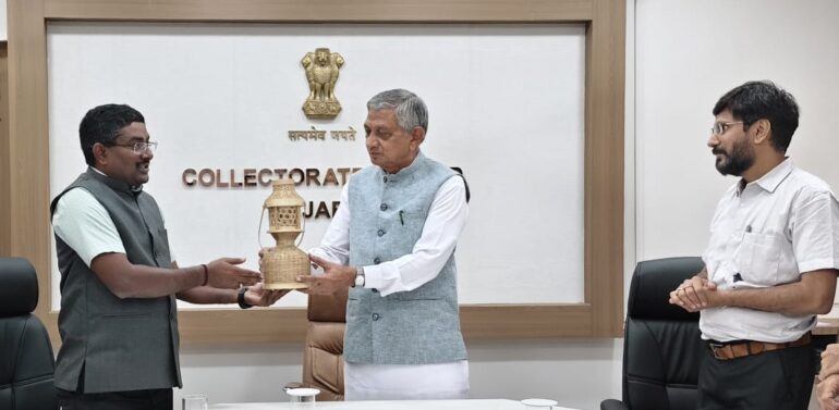  *દાહોદ કલેકટર કચેરી ખાતે મંત્રીશ્રી કુંવરજીભાઈ બાવળીયાના અધ્યક્ષ સ્થાને વિવિધ યોજનાઓ અંતર્ગત બેઠક યોજાઈ*  દાહોદ કલેકટર કચેરી ખાતે મંત્રીશ્રી કુંવરજીભાઈ બાવળીયાના અધ્યક્ષ સ્થાને દાહોદ જિલ્લામાં વિવિધ યોજનાકીય બાબતો અંગે બેઠક યોજવામાં આવી હતી. આ દરમ્યાન દાહોદ કલેકટરશ્રી યોગેશ નિરગુડે પણ ઉપસ્થિત રહ્યા હતા.