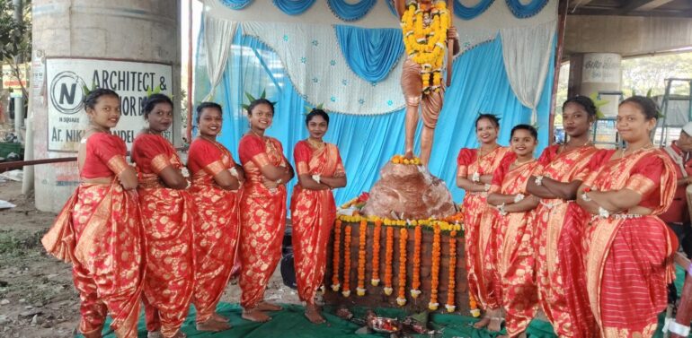  સમસ્ત આદિવાસી સમાજ વલસાડ દ્વારા વલસાડમાં ધરમપુર ચોકડી ખાતે બિરસા મુંડાજીની પ્રતિમાની સ્થાપના કરવામાં આવી.