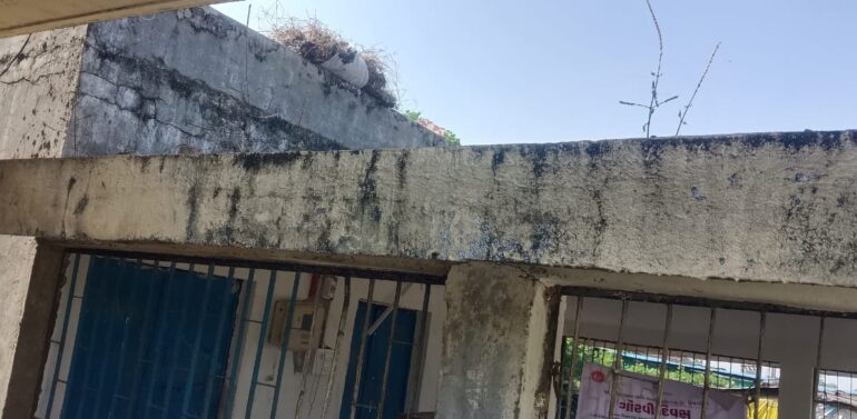  સુખસર તાલુકાના અનેક આંગણવાડી કેન્દ્રોના મકાન જર્જરિત થતાં બાળકોના માથે ભમતું મોત*  *સુખસર તાલુકામાં અનેક જર્જરિત આંગણવાડી કેન્દ્રોના મકાનોને વહીવટી તંત્રની પોલ ઢાંકવા કલર કરવામાં આવી રહ્યો છે!?*