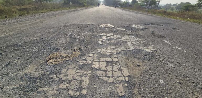  લીમખેડા થી લીમડી સ્ટેટ હાઈવે ખખડધજ:ડુંગરી થી લીમડી સુધીના હાઇવે પર ઠેર ઠેર મોટા ખાડા, વાહનચાલકો હેરાન પરેશાન