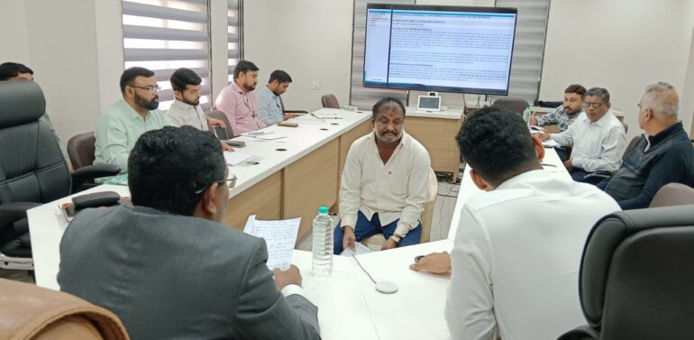 *દાહોદ જિલ્લા કલેક્ટરશ્રી યોગેશ નિરગુડેના અધ્યક્ષ સ્થાને યોજાયો જિલ્લા સ્વાગત કાર્યક્રમ*  *વહેલી તકે તમામ અરજીઓનો નિકાલ કરવા કલેક્ટરશ્રીએ સંબંધિત અધિકારીઓને આપી સુચના*