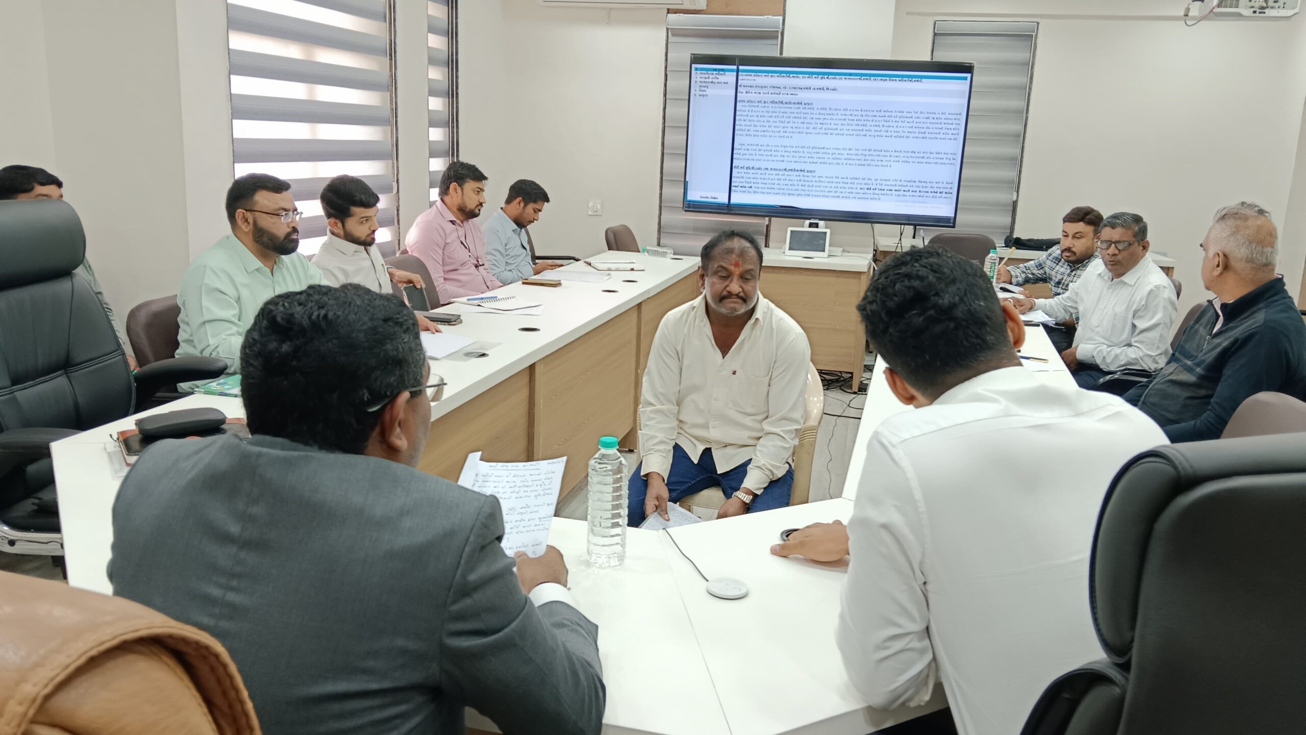 *દાહોદ જિલ્લા કલેક્ટરશ્રી યોગેશ નિરગુડેના અધ્યક્ષ સ્થાને યોજાયો જિલ્લા સ્વાગત કાર્યક્રમ* *વહેલી તકે તમામ અરજીઓનો નિકાલ કરવા કલેક્ટરશ્રીએ સંબંધિત અધિકારીઓને આપી સુચના*