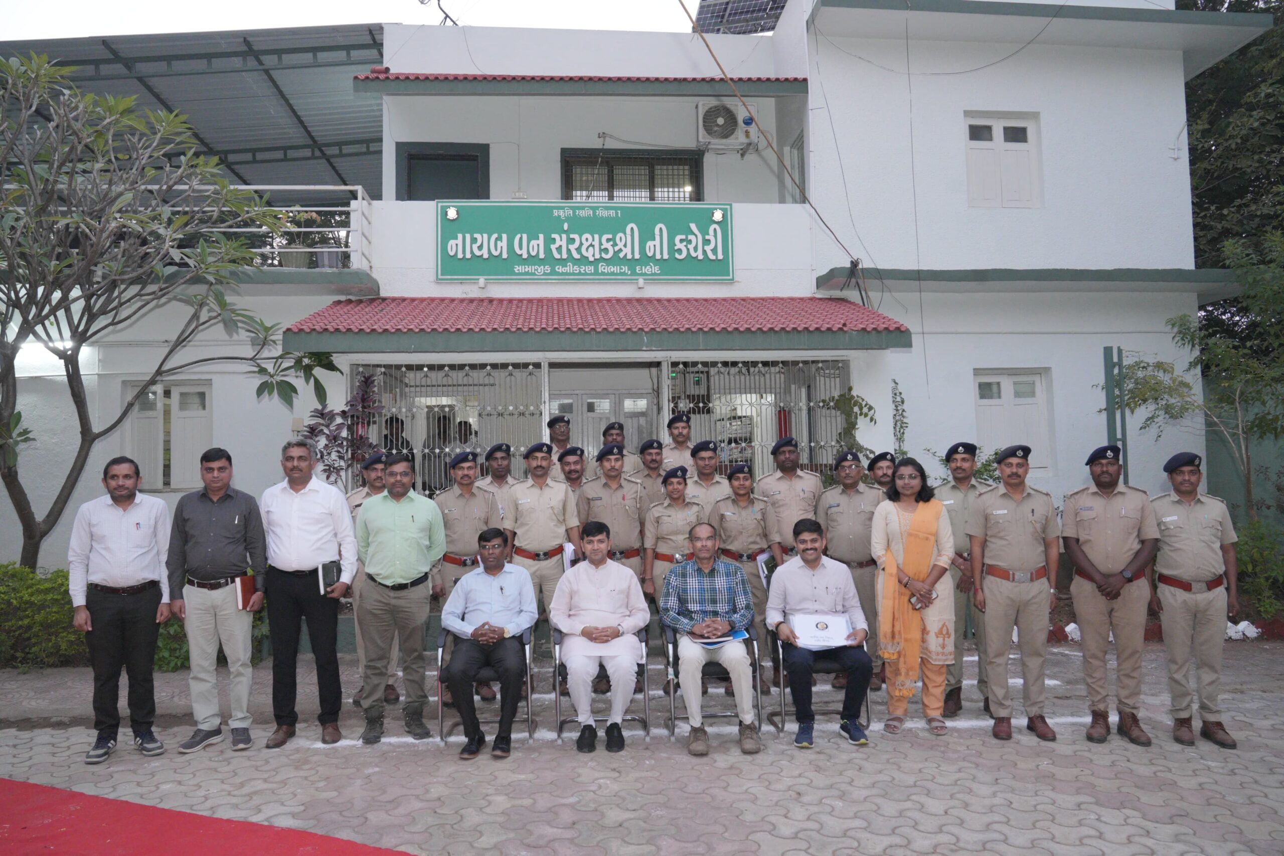 *રાજ્ય કક્ષાના મંત્રીશ્રી પ્રવિણભાઈ માળી એ લીધી નાયબ વન સંરકક્ષકશ્રીની કચેરી, દાહોદની લીધી મુલાકાત*