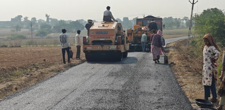 દાહોદ જિલ્લાના રસ્તાના સમારકામ/રીસરફેસીંગ અને નવીનીકરણની કામગીરી પુરજોશમાં*  *માર્ગ અને મકાન પંચાયત વિભાગ દાહોદ દ્વારા ઝાલોદ તાલુકાના મલવાસી તળાવ ફળીયા માર્ગનું રીસરફેસીંગનું કામ કરાયું*