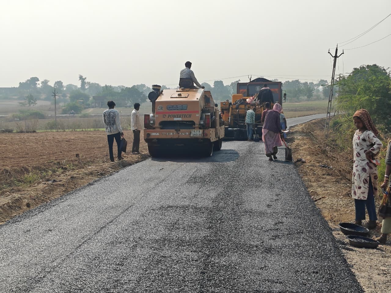 દાહોદ જિલ્લાના રસ્તાના સમારકામ/રીસરફેસીંગ અને નવીનીકરણની કામગીરી પુરજોશમાં* *માર્ગ અને મકાન પંચાયત વિભાગ દાહોદ દ્વારા ઝાલોદ તાલુકાના મલવાસી તળાવ ફળીયા માર્ગનું રીસરફેસીંગનું કામ કરાયું*