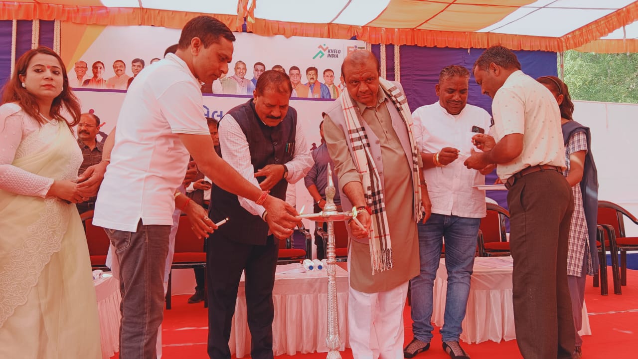 *દાહોદ ખાતે સાંસદશ્રી જસવંતસિંહ ભાભોરના અધ્યક્ષ સ્થાને યોજાયો સાંસદ ખેલ મહોત્સવ ૨૦૨૫* *સાંસદ ખેલ મહોત્સવ યુવાનોમાં રમત ગમત ક્ષેત્રે રહેલી સુષુપ્ત શક્તિઓ જાગૃત કરે છે: સાંસદશ્રી જસવંતસિંહ ભાભોર*