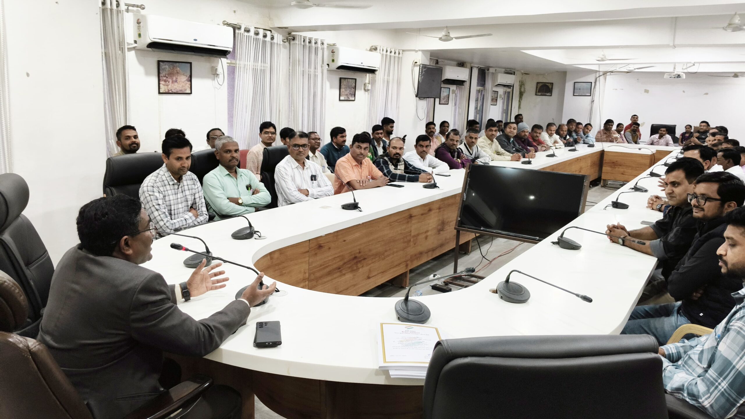 મતદારયાદી ખાસ સઘન સુધારણા કાર્યક્રમ-દાહોદ* *દાહોદ કલેકટરશ્રી યોગેશ નિરગુડેએ મતદારયાદી સઘન સુધારણા કાર્યક્રમ અંતર્ગત ઉત્કૃષ્ટ કામગીરી કરનાર બુથ લેવલ ઓફિસરો, સુપરવાઇઝરને સન્માનિત કર્યા*