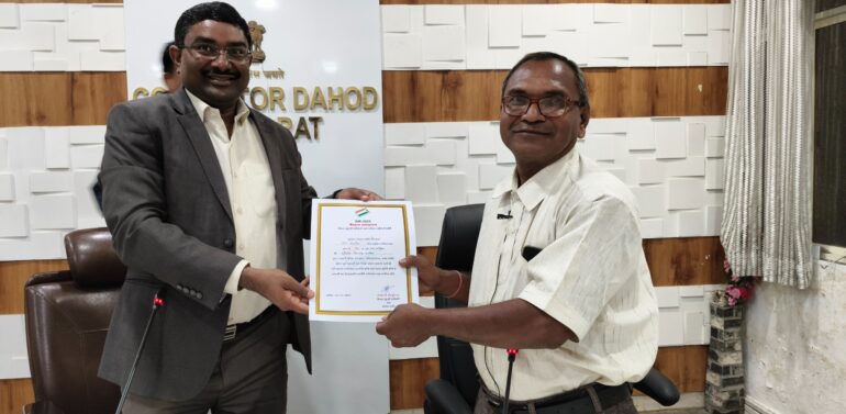 દાહોદ જિલ્લા મતદારયાદી ખાસ સઘન સુધારણા કાર્યક્રમ (SIR) અંતર્ગત થઇ રહેલ કામગીરી અન્વયે બી.એલ.ઓ. એ દાહોદ કલેકટરશ્રી યોગેશ નિરગુડે સમક્ષ પોતાના અનુભવો રજુ કર્યા*  *રાત્રે મોડે સુધી આ કામગીરી કરીએ અને સવારે વહેલા ફરીથી એ માટે અમે નીકળી જતા. દાહોદ વહીવટી તંત્રએ અમારી પર ભરોસો મૂકી આ મહત્વની કામગીરી સોંપી, એને અમે અમારી ફરજ સમજીને કાર્ય ઝડપથી પૂર્ણ થયા એ માટે સતત કાર્યરત રહ્યા-બી.એલ.ઓ.*