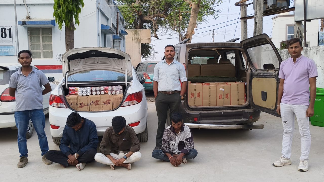 મધ્યપ્રદેશમાંથી ગુજરાતમાં ઘુસાડતા બુટલેગરો સામે ગરબાડા પોલીસની લાલ આંખ : પોલીસે 3 લાખના દારૂ સાથે 13 લાખનો મુદામાલ જપ્ત કર્યો 