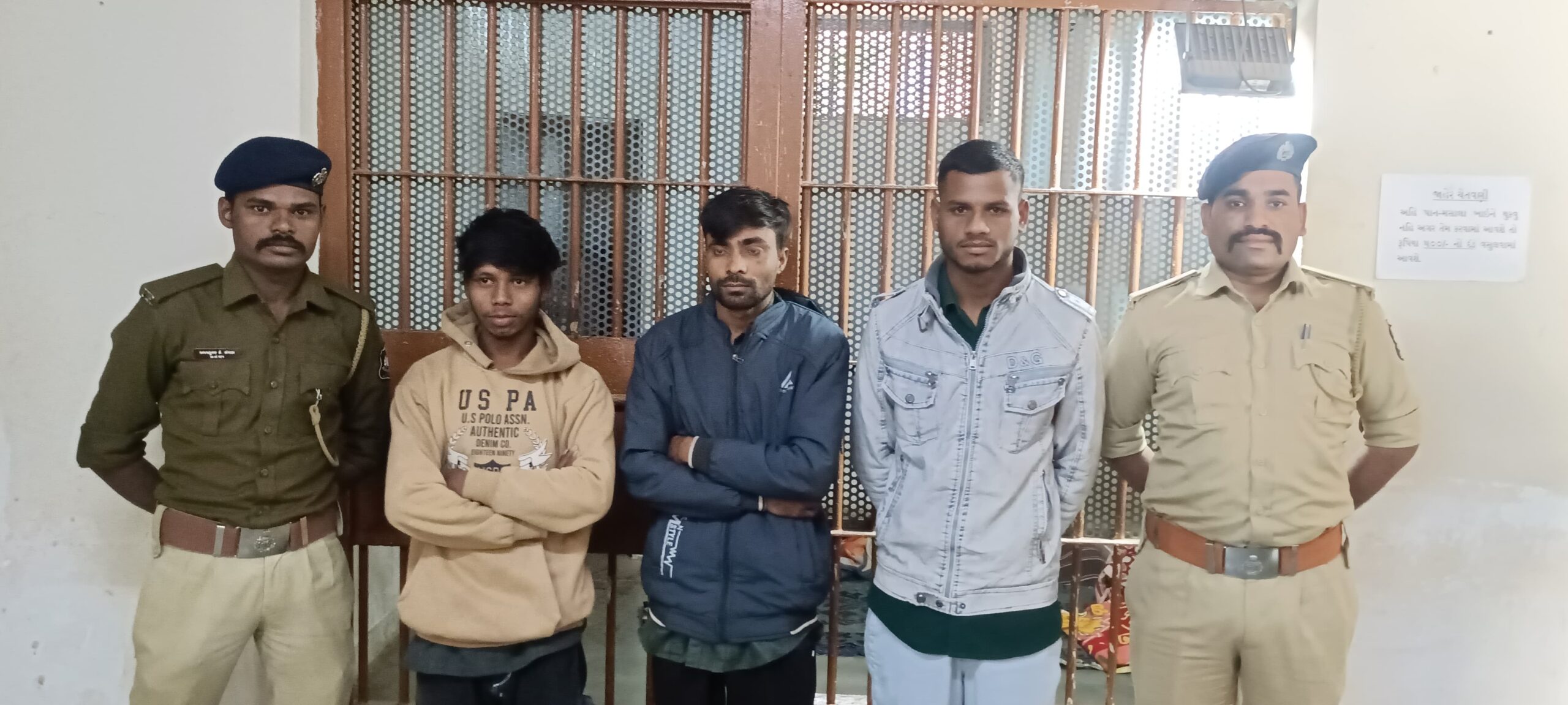 *ફતેપુરા તાલુકાના પીપલારા ગામના યુવાનને વોઇસ ચેન્જર એપથી મળવા બોલાવી લૂંટી લેનાર ત્રણની ધરપકડ:ફરાર ત્રણ આરોપીઓની ધરપકડના ચક્રો ગતિમાન* *ઝડપાયેલા ત્રણ આરોપીઓના ત્રણ દિવસના રિમાન્ડ મંજૂર કરાયા: આરોપીઓ પાસેથી ચોરી લૂંટના વધુ પાંચ મોબાઇલ મળી આવ્યા*