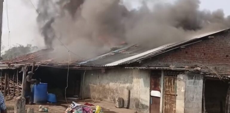 લીમખેડાના જાદા ગામમાં સિલિન્ડર બ્લાસ્ટ થતાં ભીષણ આગ: ત્રણ મકાનો સંપૂર્ણપણે બળીને ખાખ,   લાખો રૂપિયાનો સામાન ભસ્મીભૂત થયો, સદનસીબે જાનહાની ટળી