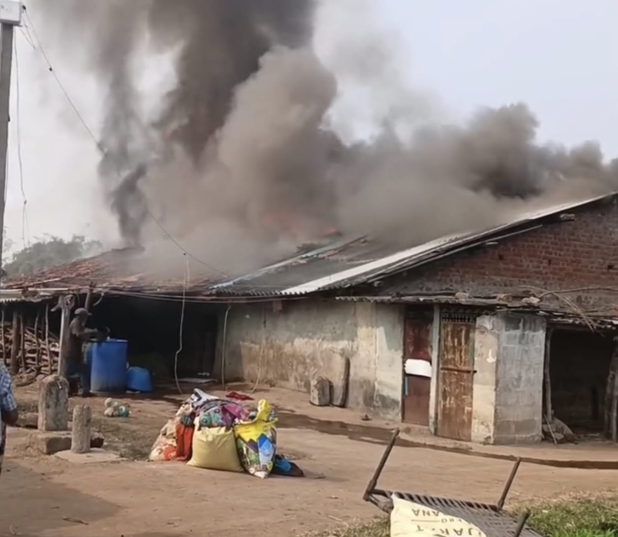 લીમખેડાના જાદા ગામમાં સિલિન્ડર બ્લાસ્ટ થતાં ભીષણ આગ: ત્રણ મકાનો સંપૂર્ણપણે બળીને ખાખ,  લાખો રૂપિયાનો સામાન ભસ્મીભૂત થયો, સદનસીબે જાનહાની ટળી
