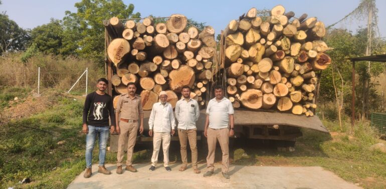 ગેરકાયદેસર લાકડાની હેરફેર અટકાવવા મહીસાગર વન વિભાગનું સફળ ઓપરેશન: બે વાહનો ઝડપાયા