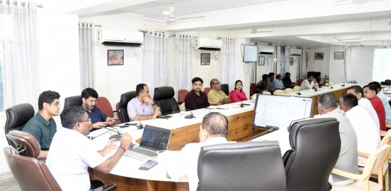  *દાહોદ કલેકટરશ્રી યોગેશ નિરગુડેના અધ્યક્ષ સ્થાને એકતા દિવસ અને બિરસા મુંડાની ૧૫૦ મી જન્મજયંતિની ઉજવણી અન્વયે બેઠક યોજાઈ*  *રાજ્યભરમાં યોજાનાર ‘ યુનિટી માર્ચ’ પદયાત્રાનો જૂનાગઢ ખાતેથી થશે શુભારંભ*