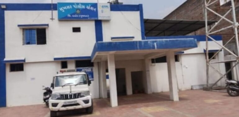  સુખસર તાલુકાના ઘાણીખુટ વળાંકમાં અકસ્માતે ટ્રેક્ટર માંથી પડતા 55 વર્ષીય આઘેડનું મોત*  *જવેસીથી શીરા(પાળીયા)લેવા માટે ટ્રેક્ટરમાં બેસી સુખસર ખાતે આવતા સમયે ઘટના બની.*