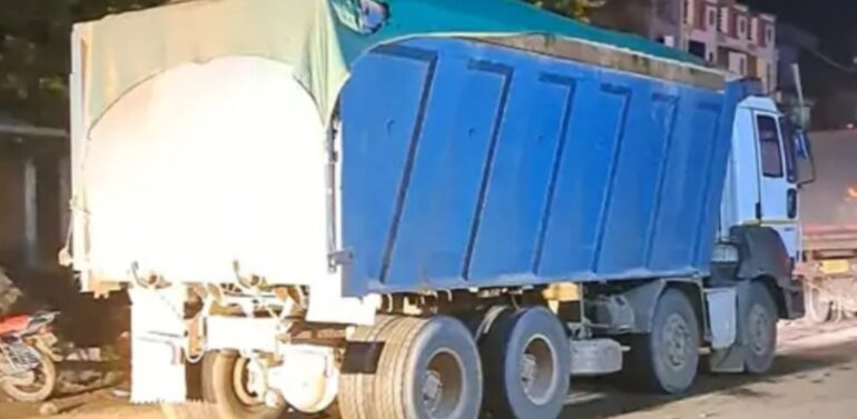 રાજસ્થાનમાં રેતીની માંગને લઈ રેતી ભરેલા નંબર પ્લેટ વગરના ડમ્પરોનું કતારબંધ રાજસ્થાન તરફ પ્રયાણ.  દાહોદમાં રાત્રિ દરમિયાન ધમધમતો ગેરકાયદેસર રેતીનો કાળો કારોબાર.!