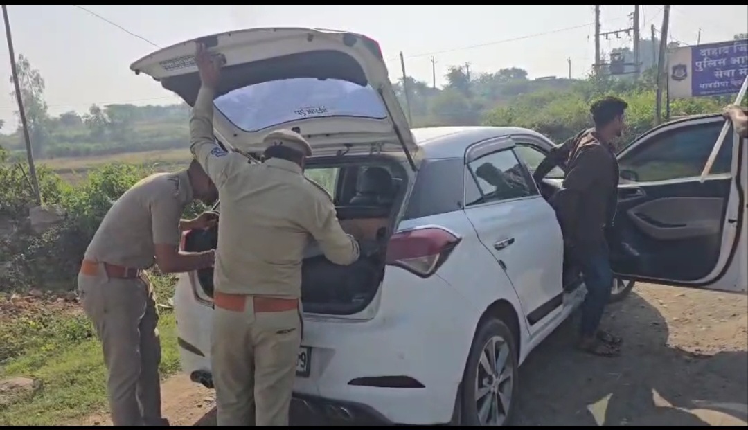 ઝાલોદ ની ધાવડીયા ચેક પોસ્ટ પર દિલ્હી બ્લાસ્ટને લઈ જીલ્લા પોલીસ તંત્ર એલર્ટ મોડ પર : સધન ચેકીંગ હાથ ધરાઈ  દાહોદ જીલ્લાના ગેસ્ટ હાઉસો ઉપર ચેકીંગ હાથ ધરી સાથે બસ સ્ટેશન વિસ્તારમાં ચેકીંગ તેમજ રાત્રી દરમ્યાન શંકાસ્પદ લોકોની પૂછપરછ પણ કરવામાં આવી રહી છે