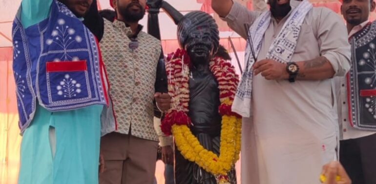  ડો.નિરવ પટેલ અને મનીષ શેઠ સહિતના આદિવાસી સમાજના આગેવાનોના હસ્તે મધ્યપ્રદેશમાં બિરસા મુંડાજીની પ્રતિમાની સ્થાપના કરવામાં આવી.